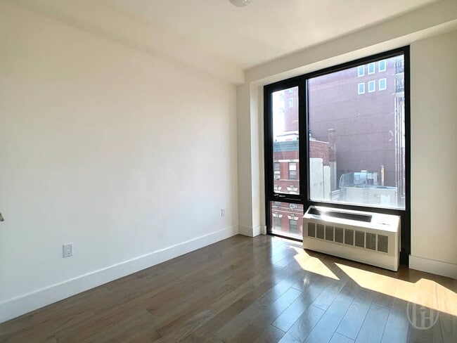 Foto del edificio - 399 E 8th St