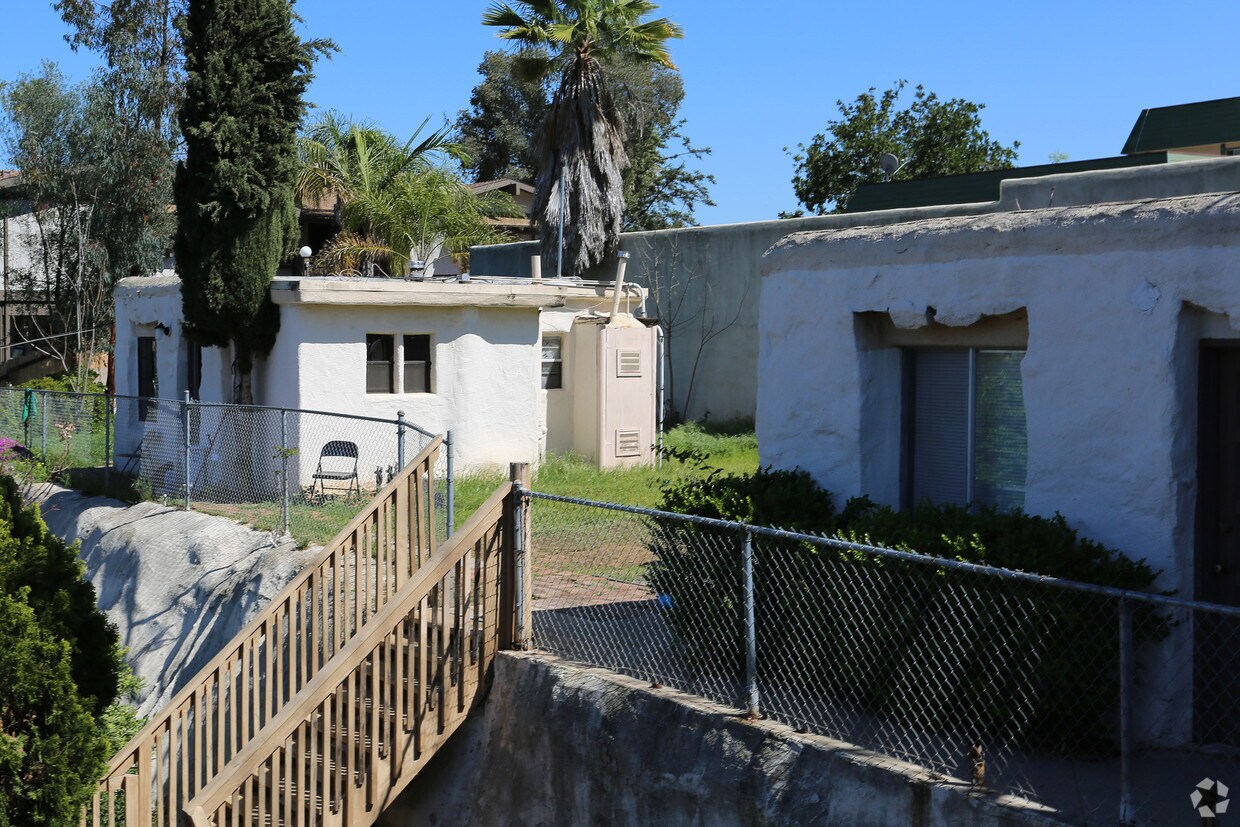 Building Photo - 835 W 5th Ave