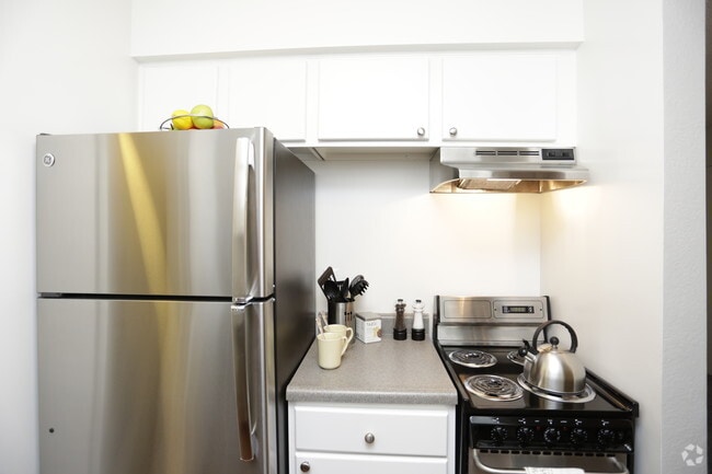 1BR, 1BA - 650 SF - Willow Lake