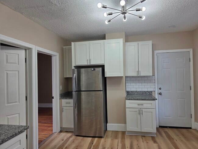 Building Photo - 184 King St