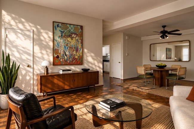 Extra Large 1BR, 1BA / Living Area - The Sheraton