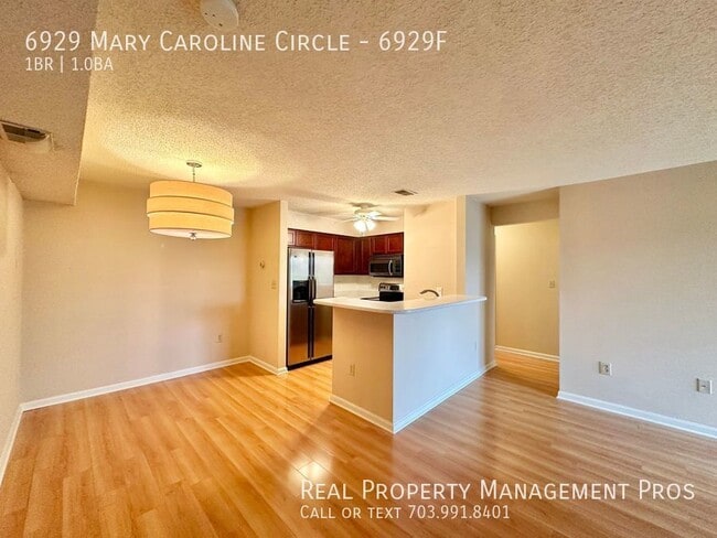 Foto del edificio - Walk to retail in the heart of Kingstowne ...