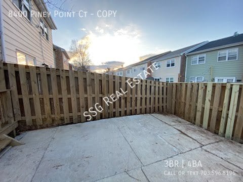 Building Photo - Spacious 4 bed End Unit Brick Townhouse in...