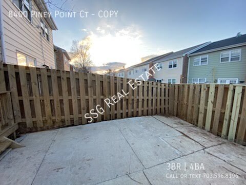 Foto del edificio - Spacious 4 bed End Unit Brick Townhouse in...