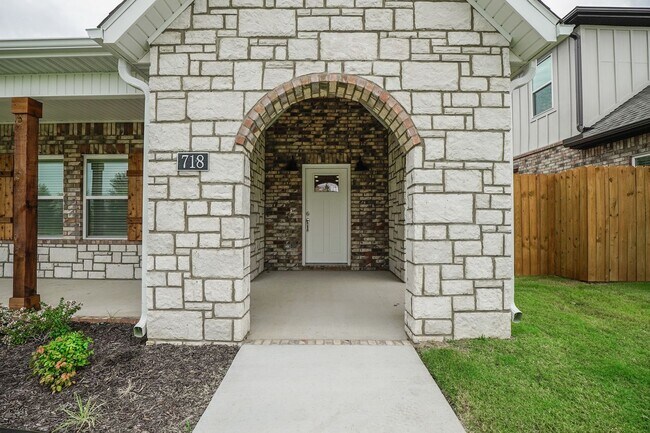 Foto del edificio - 4 bedroom 3.5 bath home!