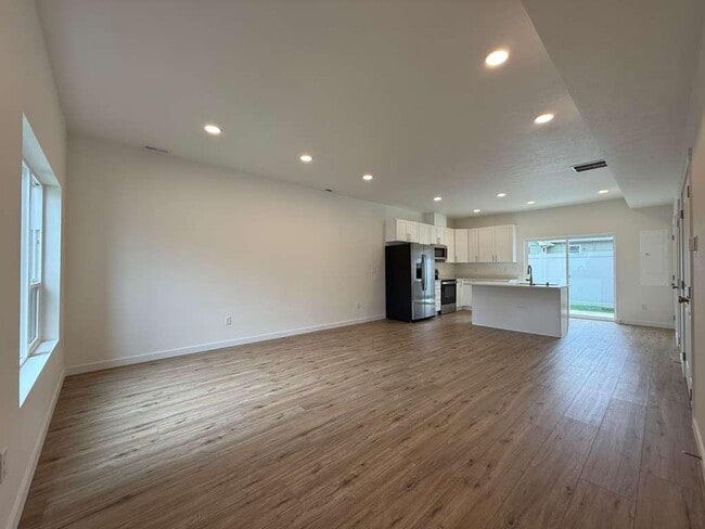 Building Photo - 3925 E 32nd Ave