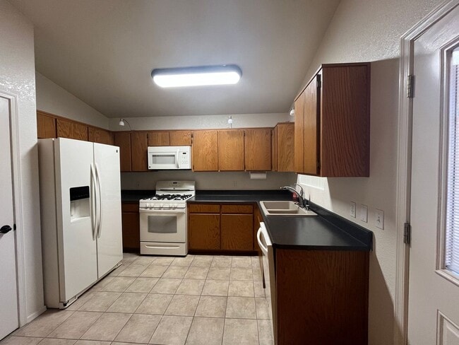Building Photo - Cute and clean 4 bedroom home available now