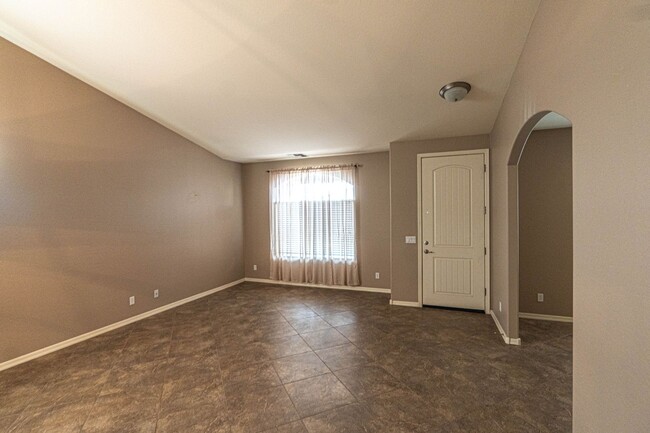 Building Photo - Spacious 3 Bedroom In Castlegate!