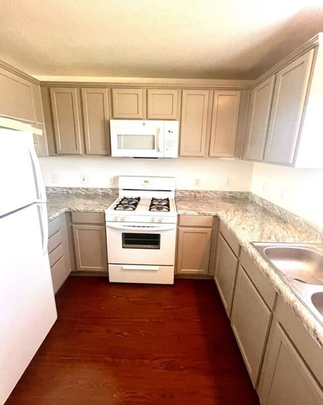 Building Photo - Renovated Upstairs 2 Bedroom with low move...