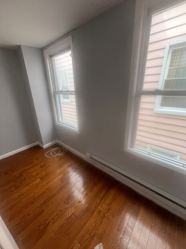 961 Grove St 2R - 957 Grove St
