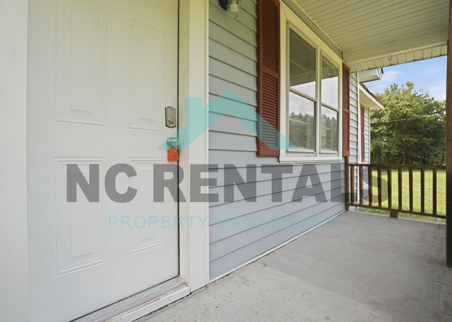 Building Photo - 141 Marthas Ln-