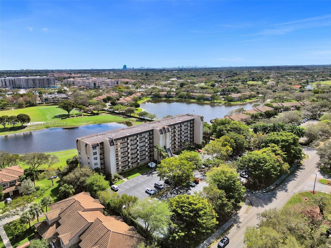 Primary Photo - 3300 W Rolling Hills Cir