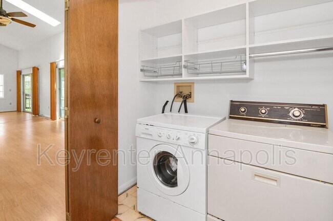 Foto del edificio - 100 Barren Ridge Rd