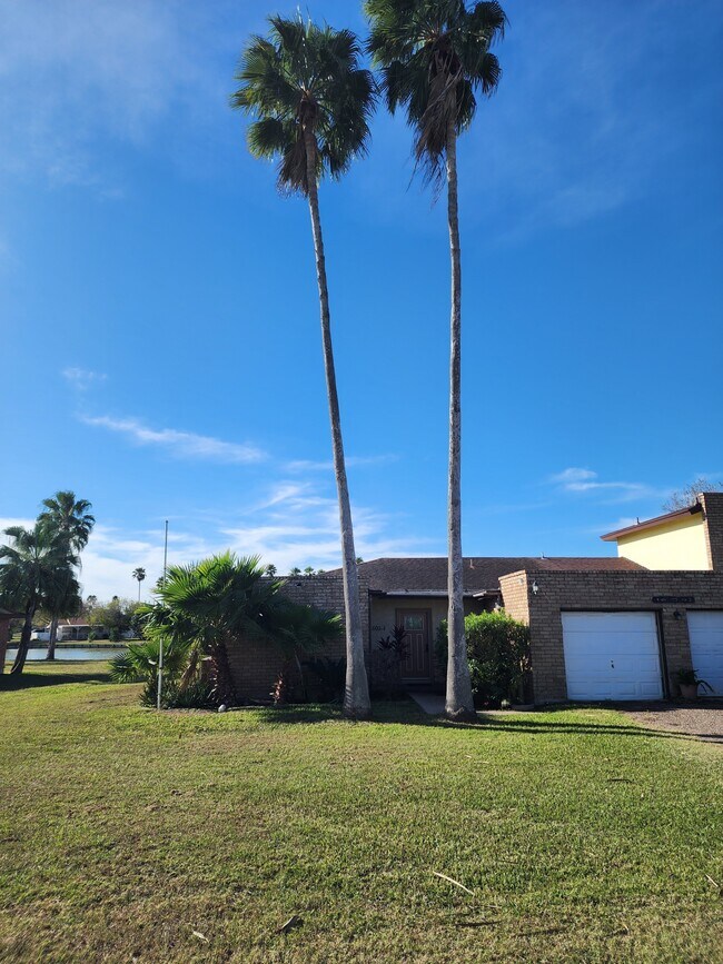 Building Photo - 603 Continental Dr