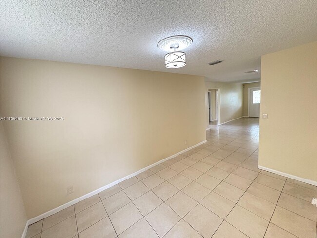 Foto del edificio - 240 NW 12th Ave