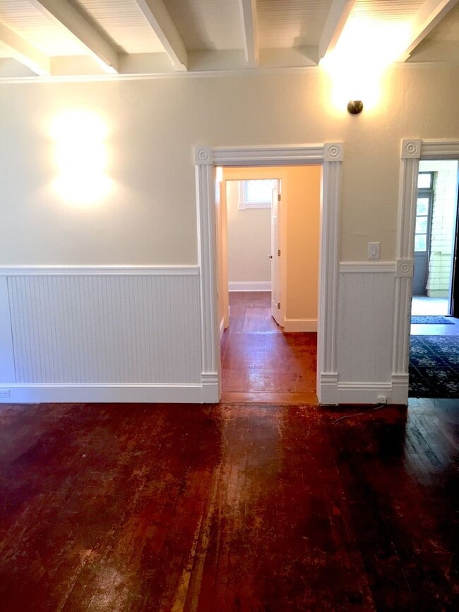 Building Photo - 910 N Garden St