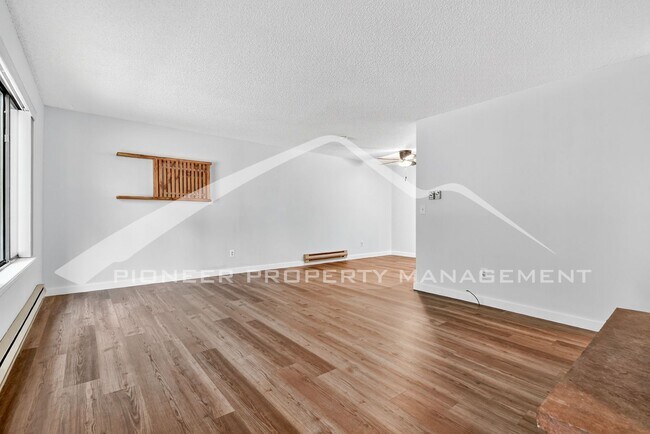 Building Photo - Spacious Townhouse with Washer/Dryer and 1 Car Garage
