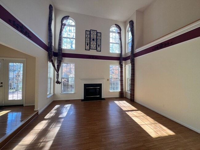 Building Photo - Lavish 4 BR/3.5 BA Single-Family Home in R...