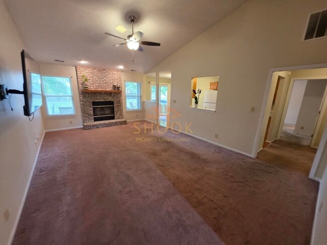 Building Photo - COZY 3BR HOME W/ RELAXING BACKYARD
