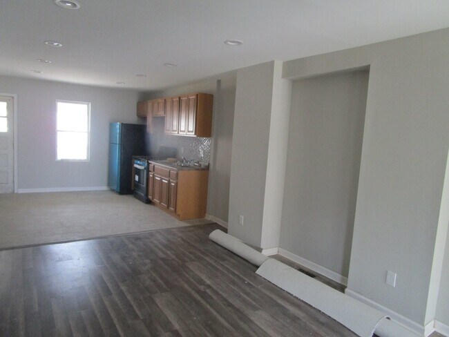 Building Photo - Remodeled Front Porch Row - Oak Lane