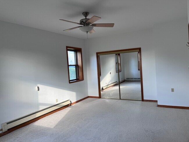 Dormitorio 1 en planta baja con moqueta y amplio armario. - 239 Kingston Ave