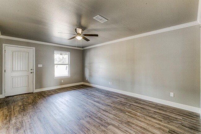 Building Photo - 2009 Rockview Dr