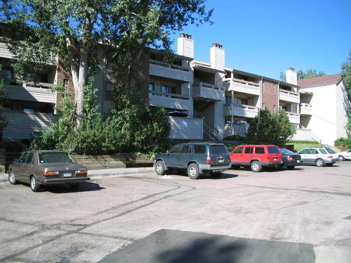 Building Photo - **$500 Move in Special**  Updated Spacious 1 bed/1 bath in Aurora (Pictures to Come)