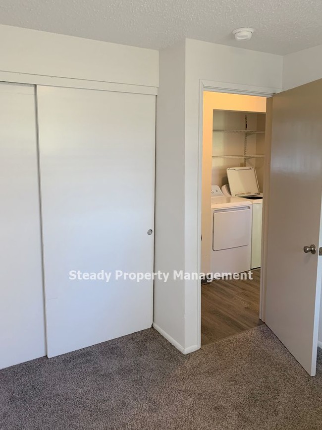 Building Photo - Adorable Clean Unit in Downtown Puyallup