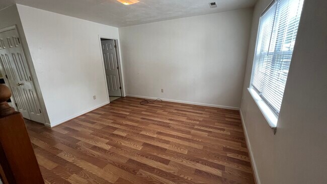 Foto del edificio - 5661 Hollins Rd NE