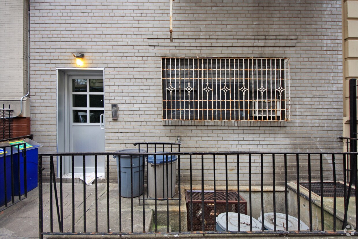 Building Photo - 346 E 15th St