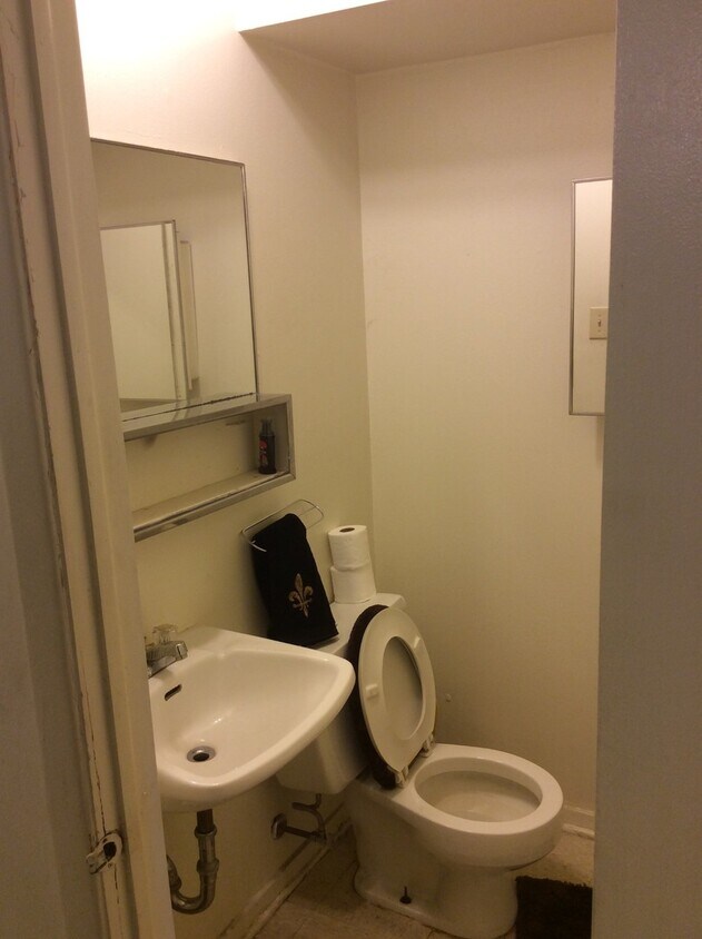 Building Photo - Cozy 2 bedroom/1.5 bath in condo building.