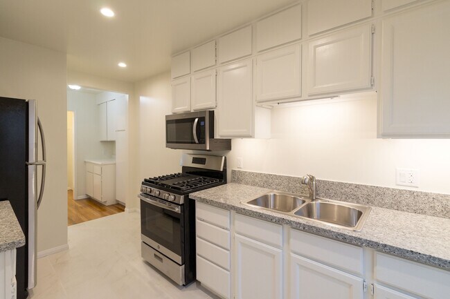 Foto del edificio - Beautifully Remodeled Studio in the Heart of Los Feliz |Hardwood Floors | Granite Kitchen | On-Si...