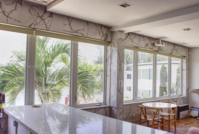 Foto del edificio - 4710 Pine Tree Dr