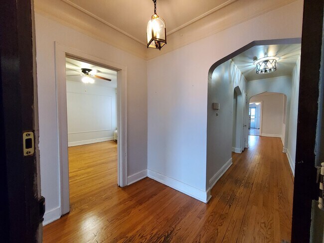 Building Photo - 6107 N Francisco Ave