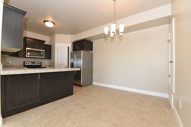 Building Photo - Condo in Saratoga Springs Available August...