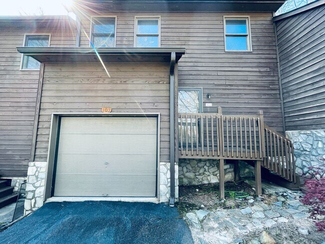 Foto del edificio - 2-Bedroom Townhouse with Garage & Pool on ...