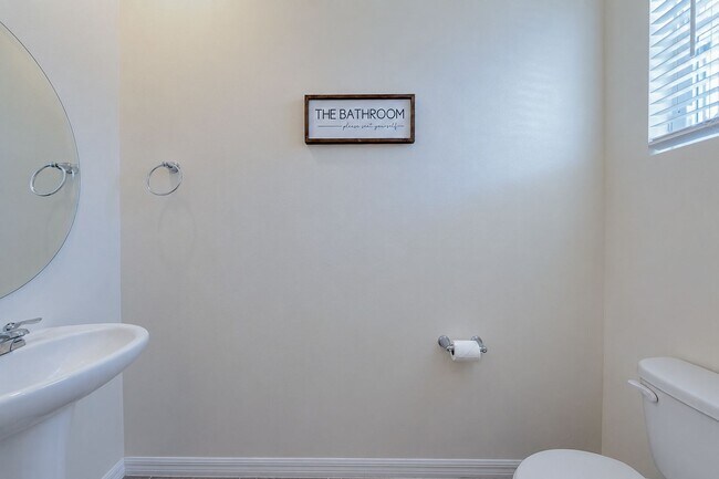 Building Photo - Like-New End-Unit 3 Bedroom Townhome