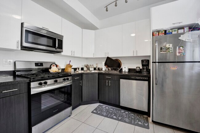 Foto del edificio - 3226 W Potomac Ave