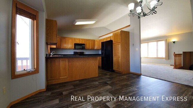 Foto del edificio - 3 Bed 3 Bath Home with 2 Stall Attached Ga...
