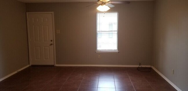 Building Photo - 2 Bd, 1 Ba Duplex, Jacksonville