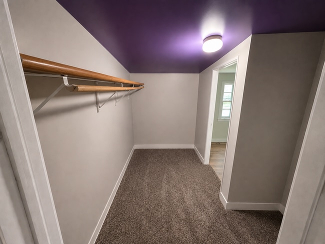 Building Photo - Adorable 2-Bedroom Gem: Fresh Floors & New Appliances!