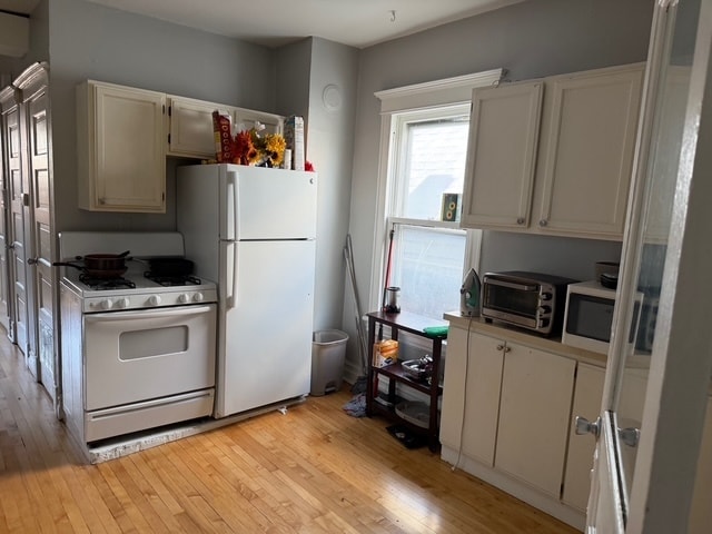 Building Photo - 1933 N Damen Ave