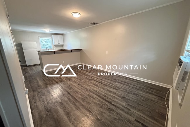 Foto del edificio - Renovated 2-Bedroom Apartment Just 1 Mile from Downtown Greer!
