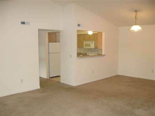 Building Photo - 3143 Plaza Dr NE