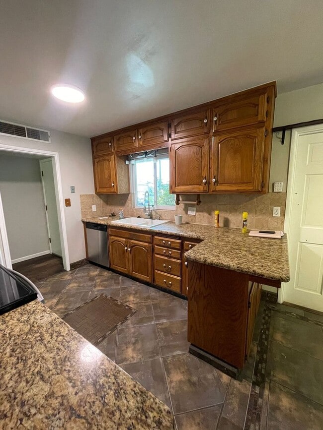 Building Photo - 4014 E Fedora Ave