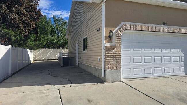 Foto del edificio - 6911 Hunter Dawn Way
