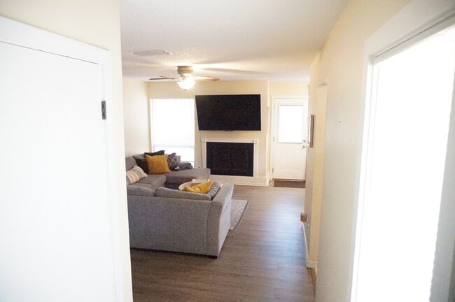 Foto del edificio - 695 Belflower Pl