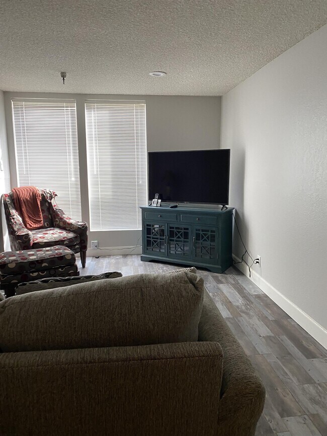 Foto del edificio - 4919 N Millbrook Ave