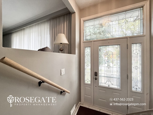 Photo du bâtiment - Spacious 3-Bedroom Home with Parking & Bal...