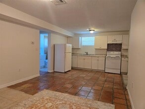 Building Photo - 2115 5th St